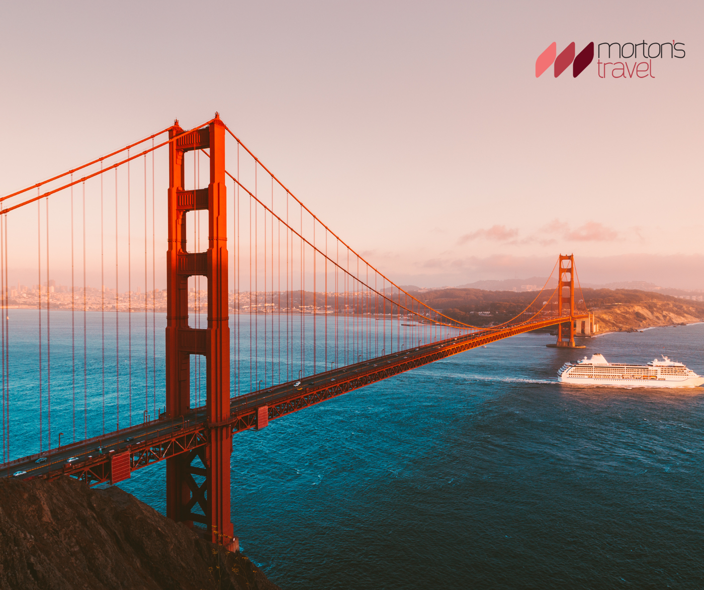 A Golden Gate híd egy része San Franciscóban, vörös színű pillérekkel és köddel a háttérben.