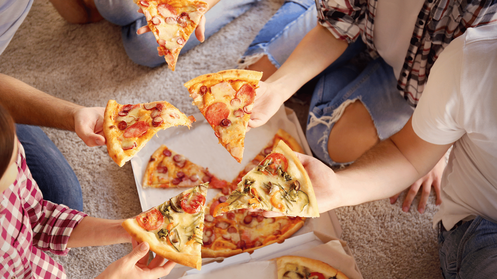 csoportos pizzázás felülnézetből