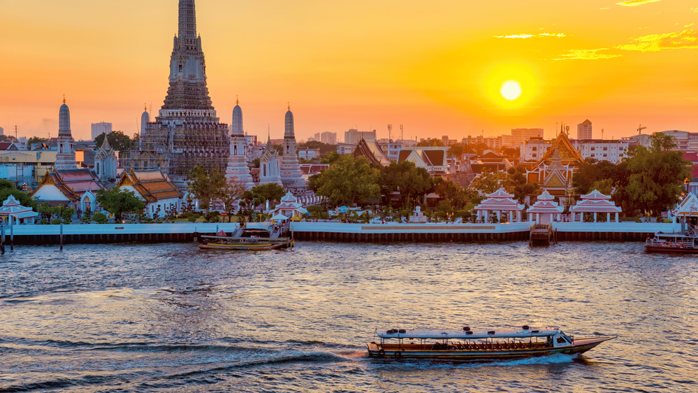 Bangkok egyik épülete, ahol látjuk a napot