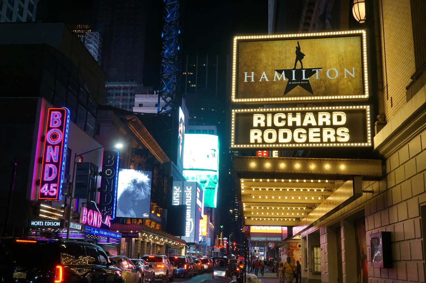 new york broadway színház musical éjszakai utcakép