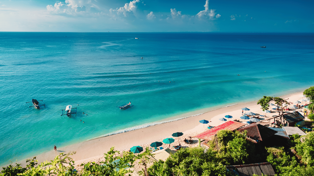 Phuket elhelyezkedése, fehér homokos strand és kristálytiszta víz