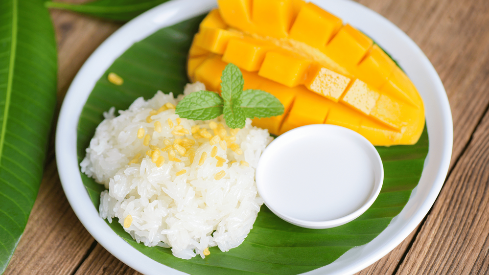 Egy tál Mango Sticky Rice nagy feldarabolt mangóval