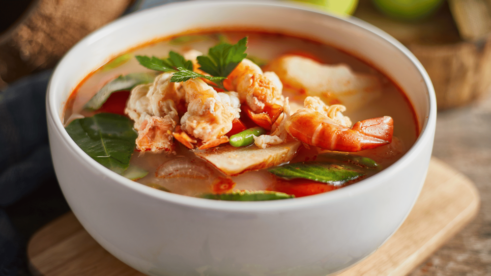 Tom Yum Goong leves, rákkal a tetején