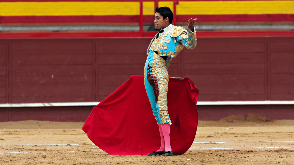 Torreádor kezében egy piros lepellel