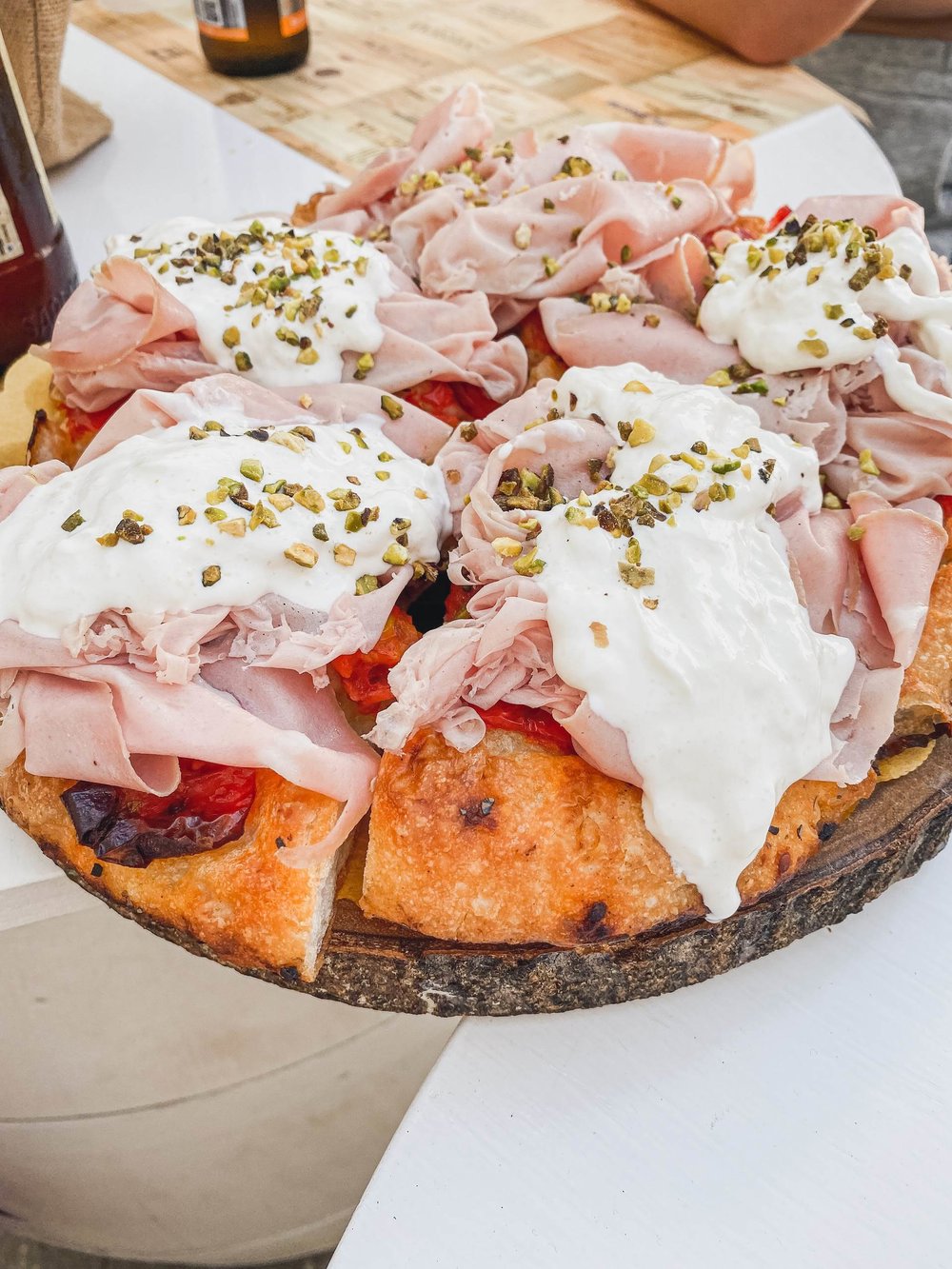 puglia étel stracciatella pisztáciával sonkával