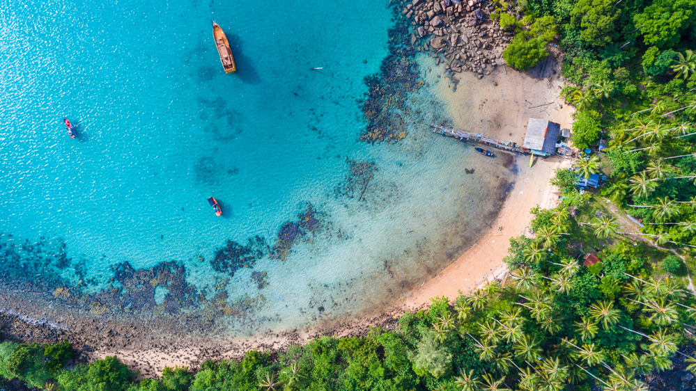 Zanzibár fehér homokos tengerpartja és türkézkék vize, fenti nézetből