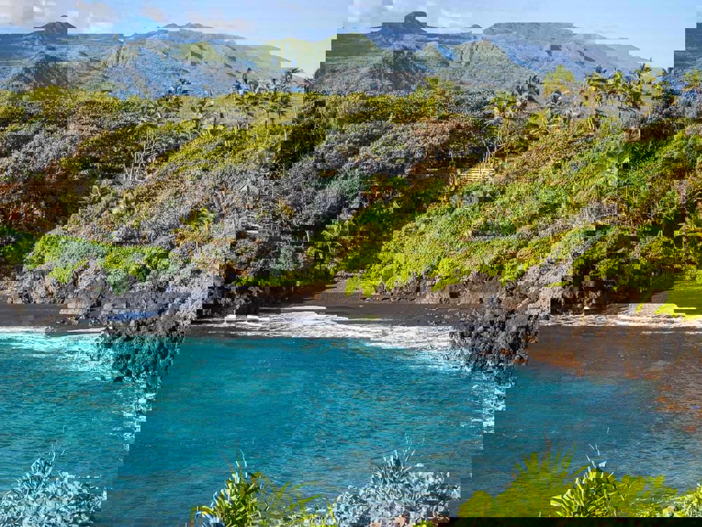 maui fekete homokos strand óceánpart