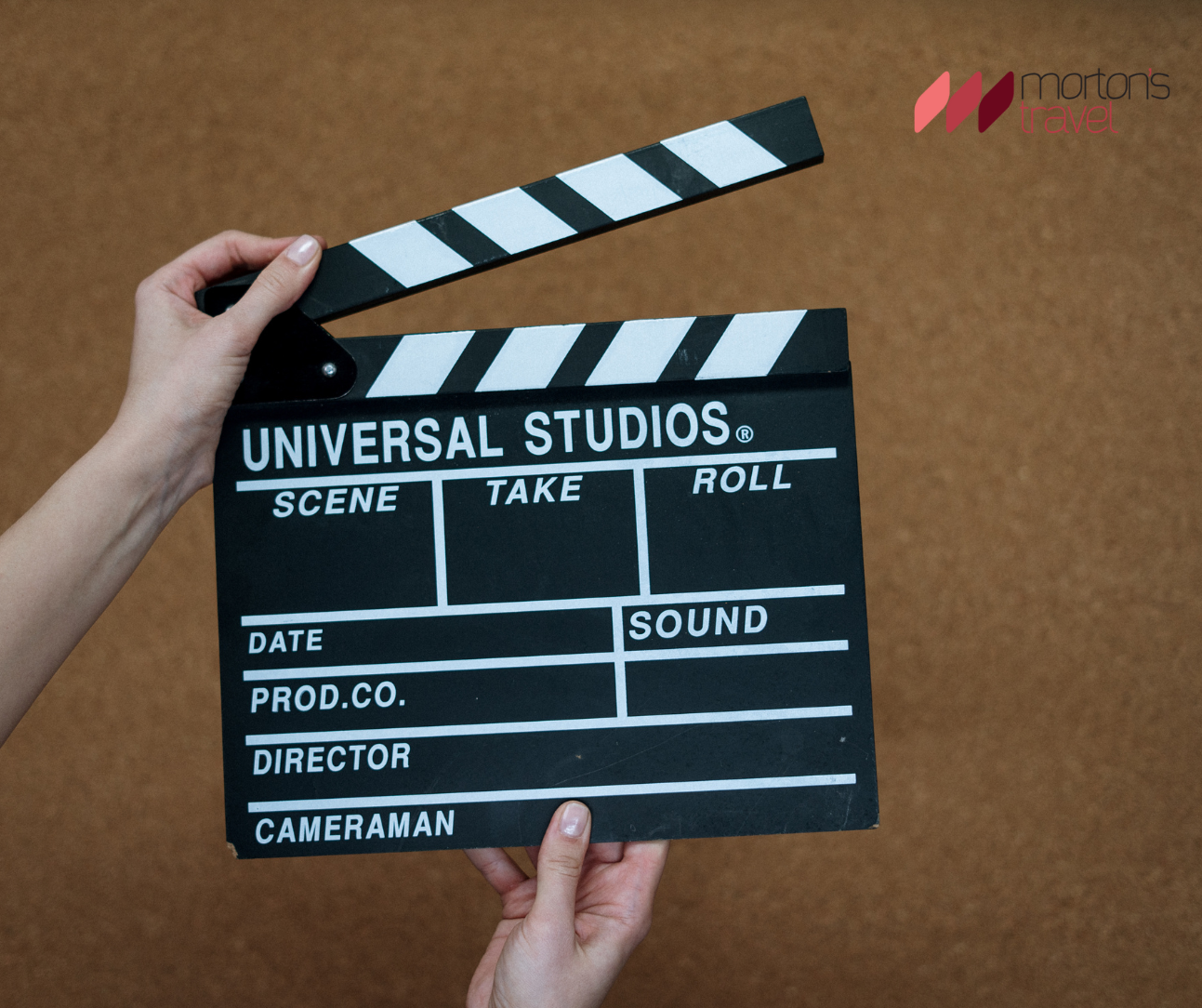 Hollywood stúdió logója, utalva a filmgyártás kulisszái mögé.