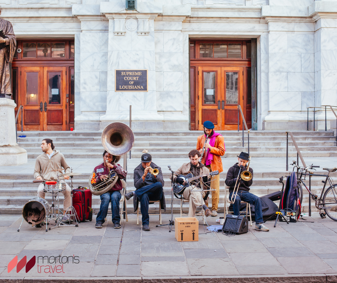 Képek New Orleans-i jazz zenekarról és a Mardi Gras karnevál hangulatáról.