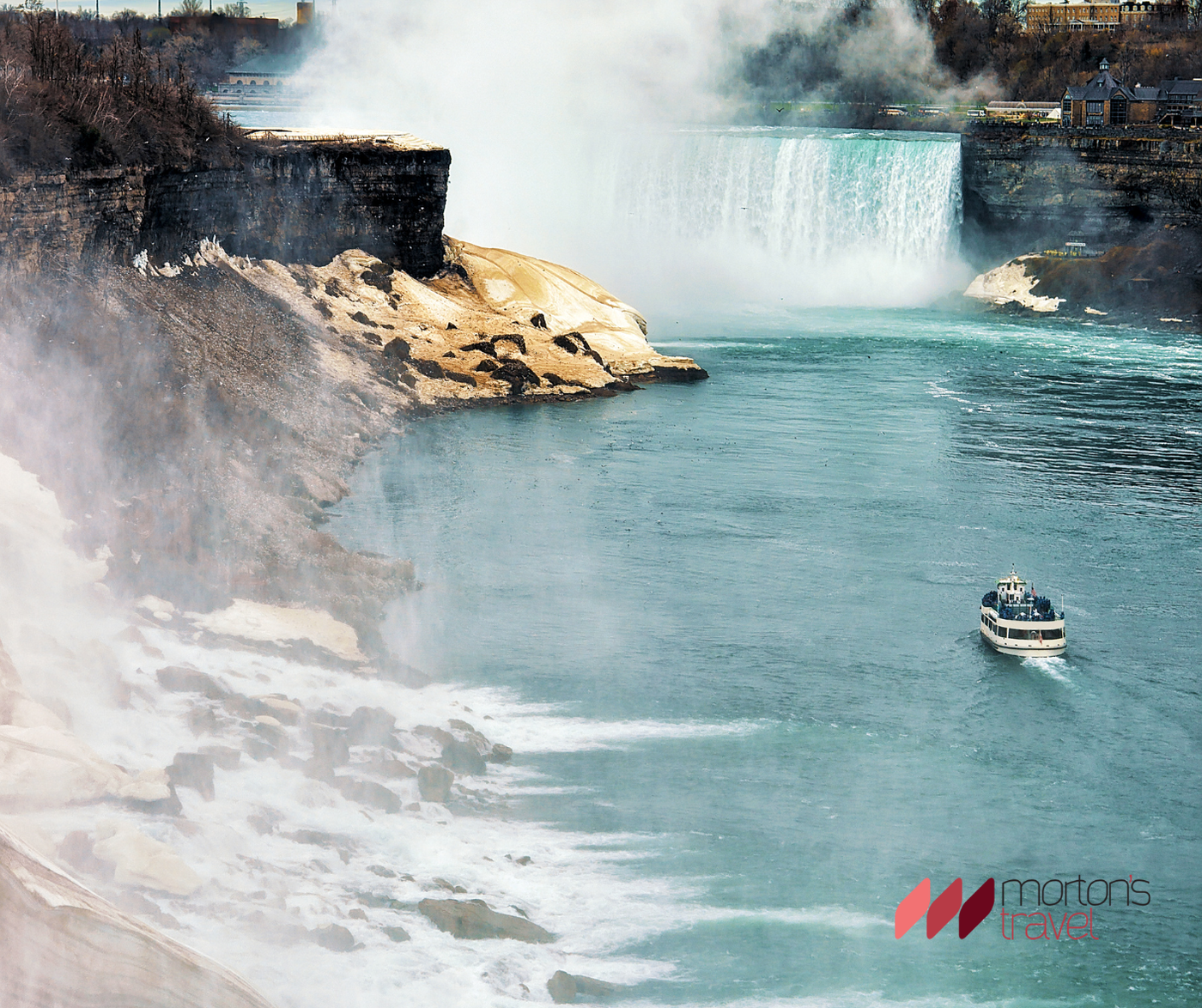 Maid of the Mist hajó a Niagara-vízesés alatt, a hatalmas vízfüggöny mellett.